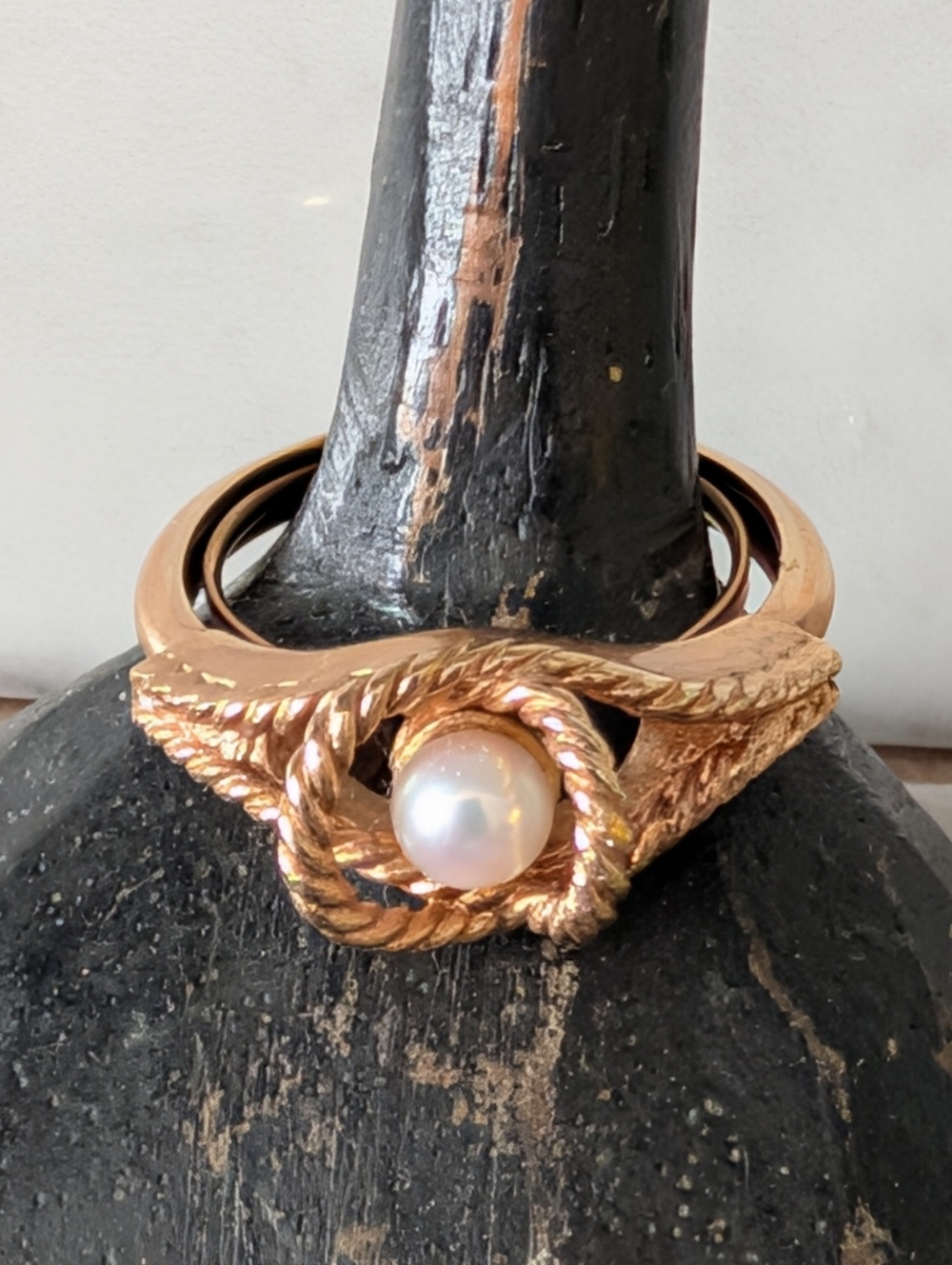 Vintage Avon Gold Tone Rope Design Size 5 Ring With A Cultured Pearl Centerpiece